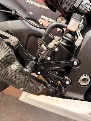 YAMAHA R1 RACE