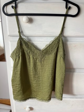 Blusa tirantes verde con encaje