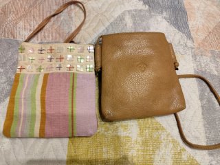 Bolso pequeño de nobuk y regalo