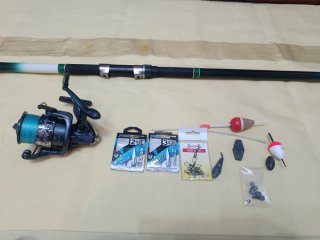 Caña de pescar, carrete y accesorios