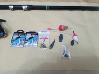Caña de pescar, carrete y accesorios