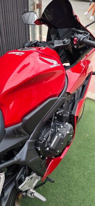 Honda CBR650R E-Clutch 2024 Roja A2