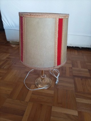 Lamparita de mesa dorada con detalles rojos