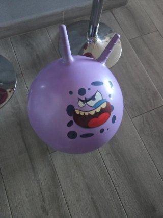 Pelota saltarina morada con cara