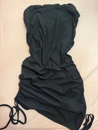 Vestido negro fruncido con cordones