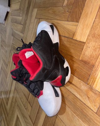 Zapatillas Jordan Rojas y Blancas