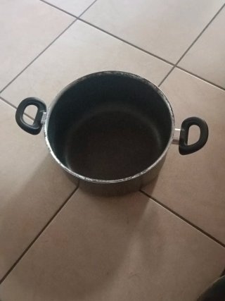 Pentola in metallo con manici