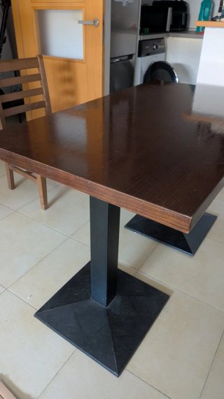 Mesa de comedor oscura con base metálica