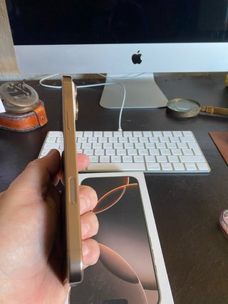 iPhone 16 Pro Max Dorado/Plateado