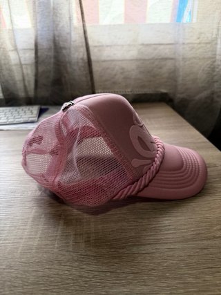 Gorra rosa con cordón y malla
