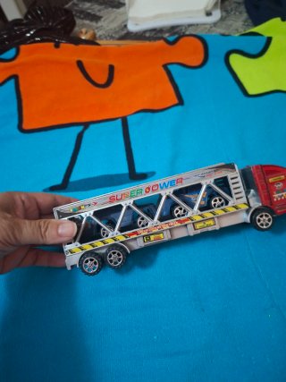 Camión y coches de juguete