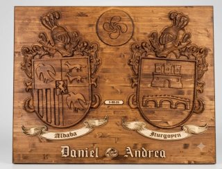 Escudo heráldico personalizado en madera