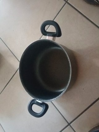 Pentola con manici in metallo e plastica