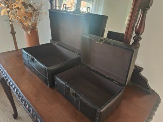 Pareja de cofres piel y madera