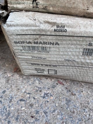 Suelo cerámico con diseño floral