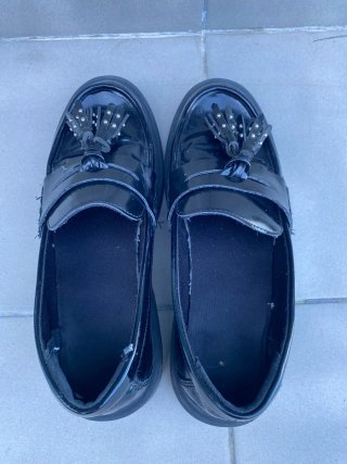 Zapatos negros con flecos y tachuelas