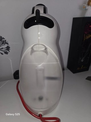Cafetera de cápsulas blanca y negra
