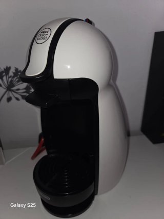 Cafetera de cápsulas blanca y negra