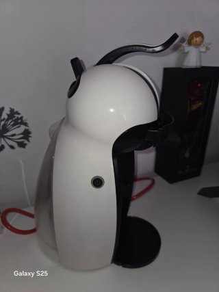 Cafetera de cápsulas blanca y negra