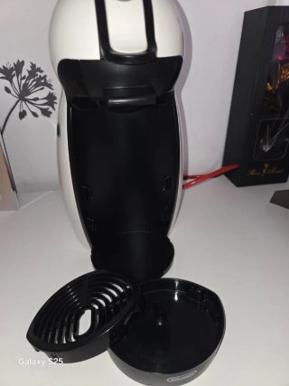 Cafetera de cápsulas blanca y negra