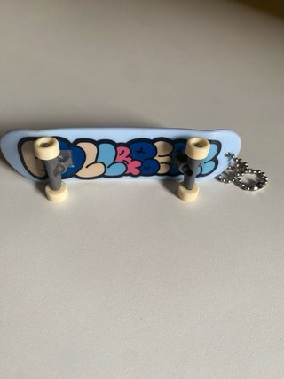 Fingerboard con llavero de la marca Pull and bear.