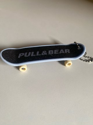 Fingerboard con llavero de la marca Pull and bear.