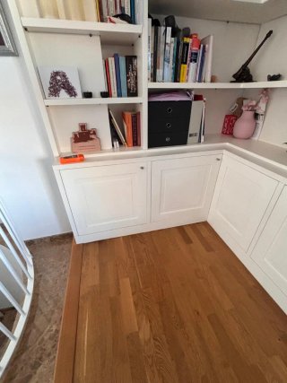 Estantería blanca con armarios