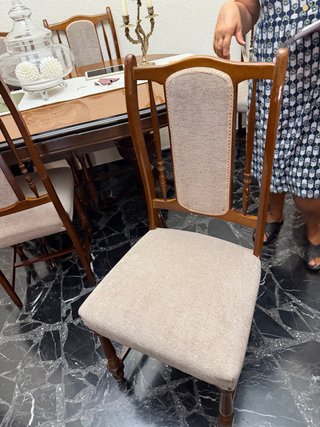 Sillas de salón tapizadas beige y madera