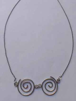 Collar de plata con espirales
