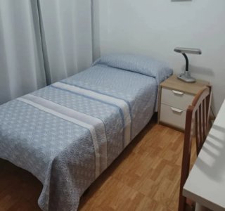 Cama individual con mesita