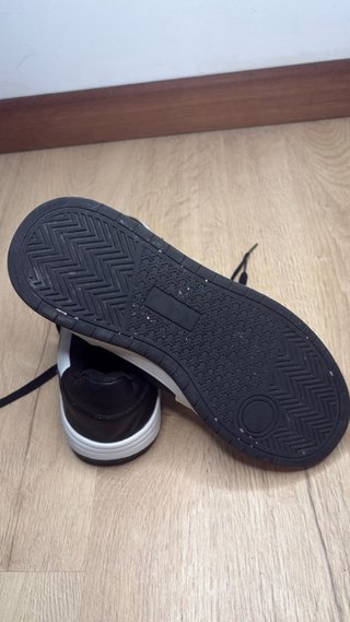 Zapatillas deportivas blancas y negras