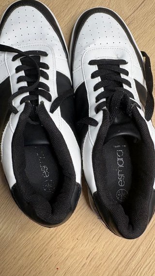 Zapatillas deportivas blancas y negras