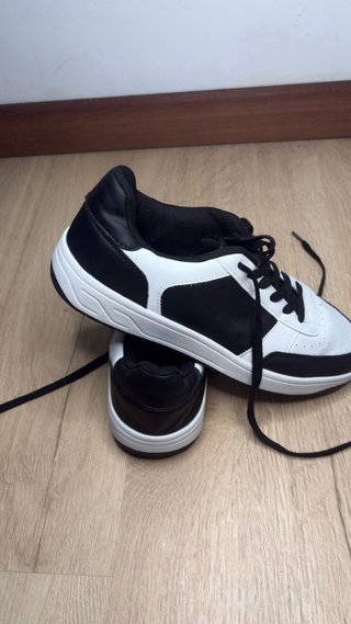Zapatillas deportivas blancas y negras