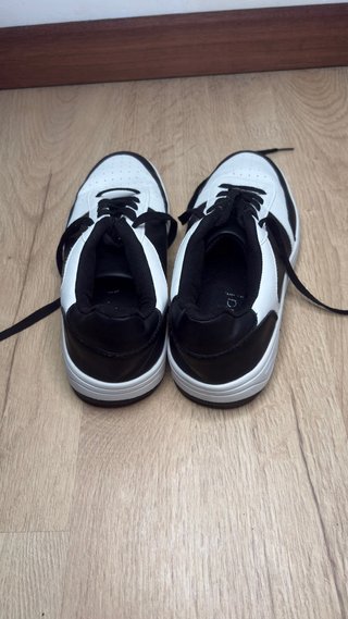 Zapatillas deportivas blancas y negras