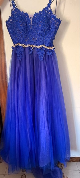 Vestido de fiesta azul con detalles dorados