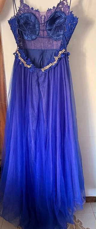 Vestido de fiesta azul con detalles dorados