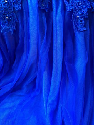 Vestido de fiesta azul con detalles dorados