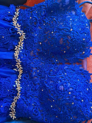 Vestido de fiesta azul con detalles dorados