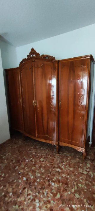 Armario antiguo de madera