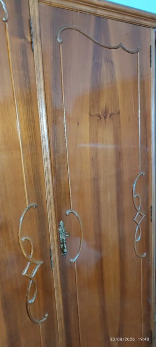 Armario antiguo de madera
