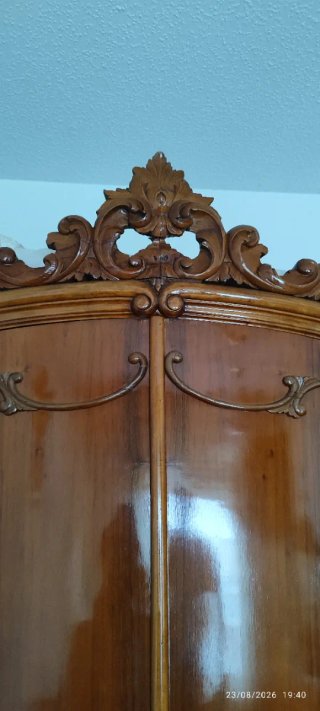 Armario antiguo de madera