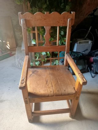 Sillón antiguo de madera rústico