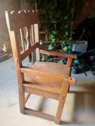 Sillón antiguo de madera rústico