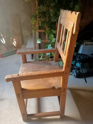 Sillón antiguo de madera rústico