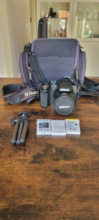 Cámara Nikon con accesorios trípode, 3 bat.y bolsa
