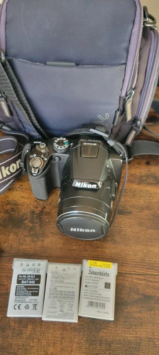 Cámara Nikon con accesorios trípode, 3 bat.y bolsa