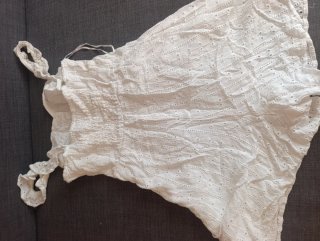 Mono blanco con detalles