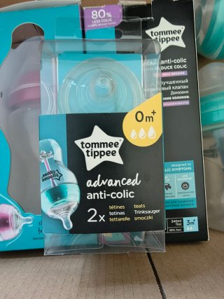 6 Biberones Tommee Tippee anti-colic y 10 tetinas