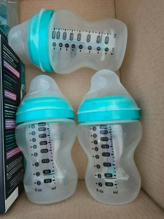 6 Biberones Tommee Tippee anti-colic y 10 tetinas