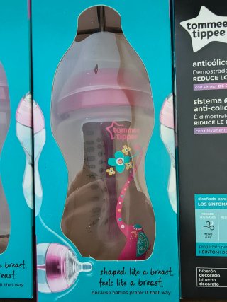 6 Biberones Tommee Tippee anti-colic y 10 tetinas